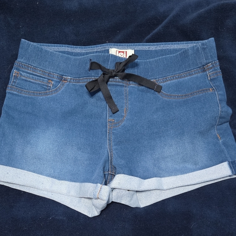 l.e.i. Women's Maddie Dorm Pull on Roll Cuff Denim Short Standard Small
